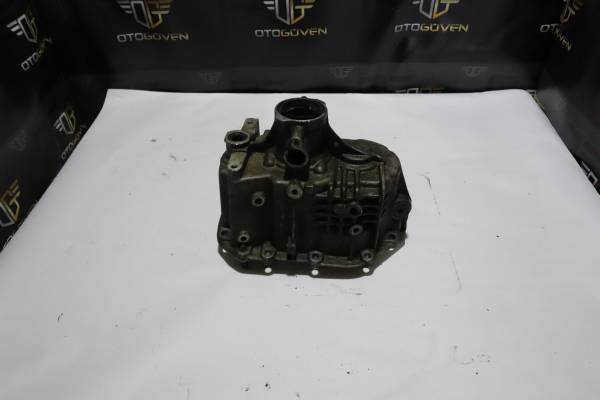 FORD TRANSİT 120 - 120 V ÇIKMA PARÇA TRANSİT V347 ÜST ŞANZIMAN MUHAFAZASI